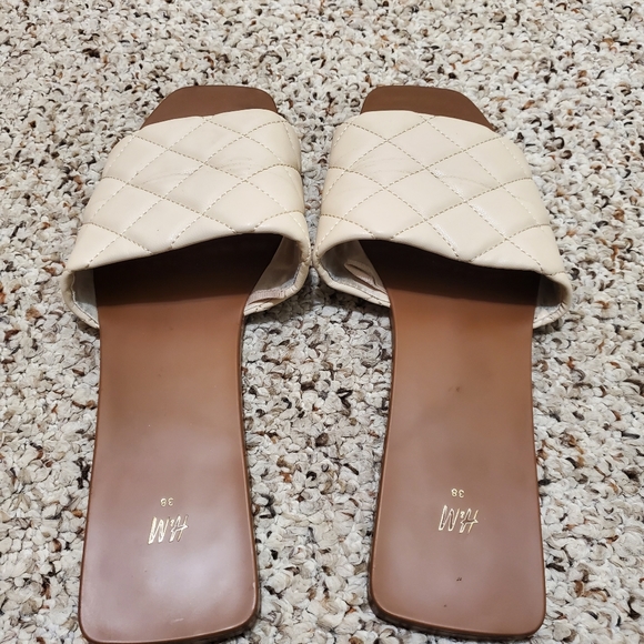 PRICE DROP ⬇️ Quilted Slides - Picture 6 of 6